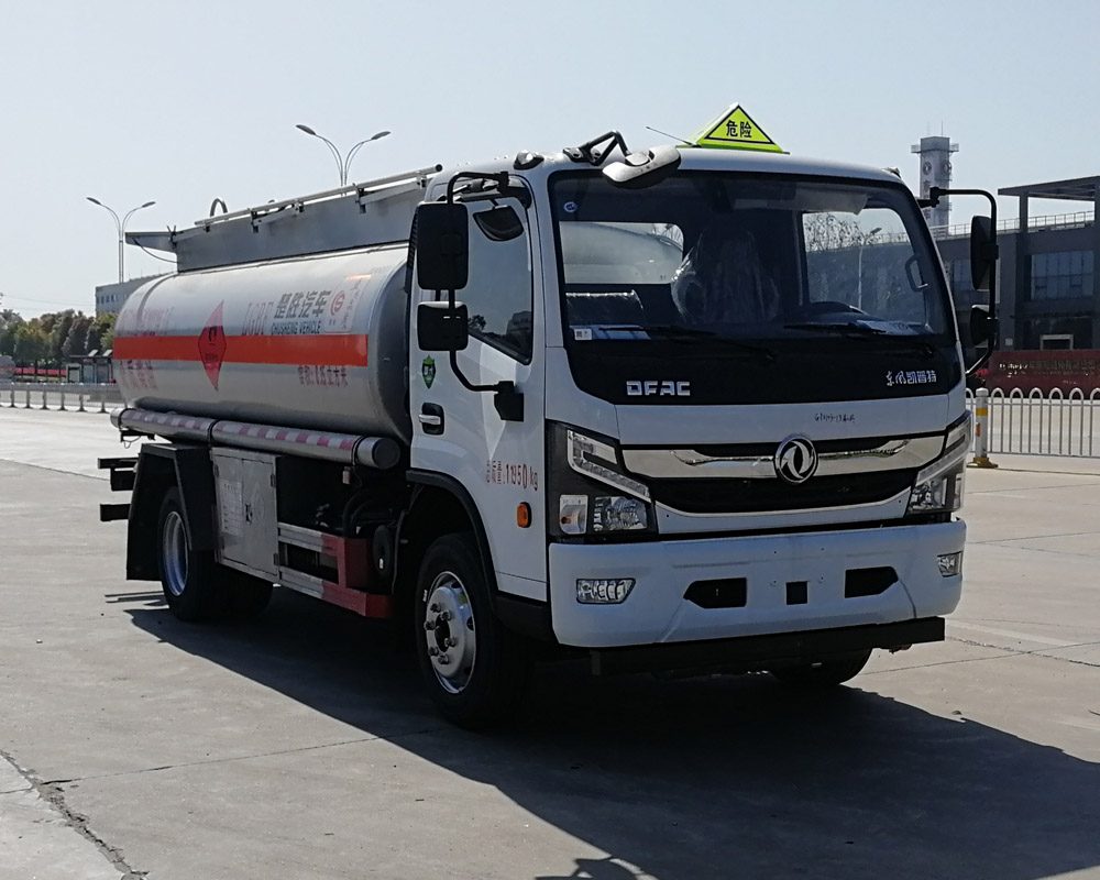 楚勝牌CSC5125GYY6AC型運(yùn)油車(chē)