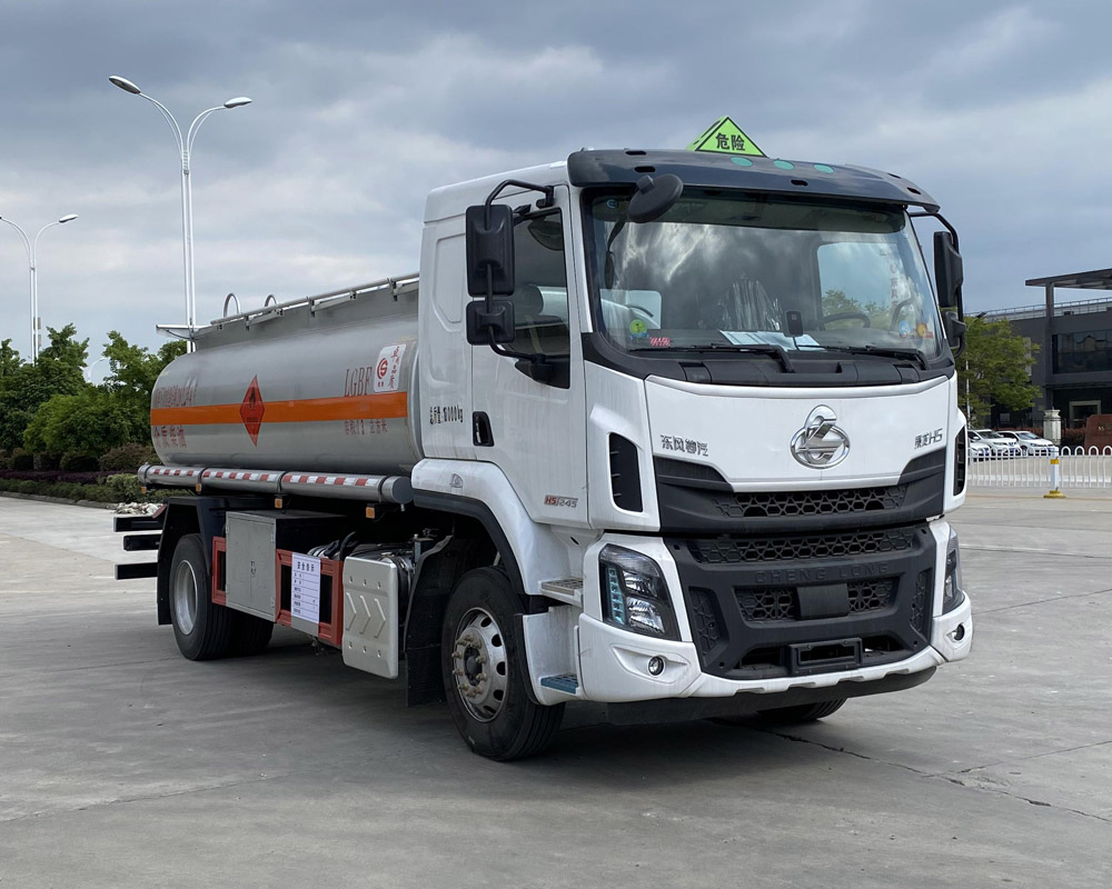 楚勝牌CSC5187GYYEL6A型運(yùn)油車(chē)